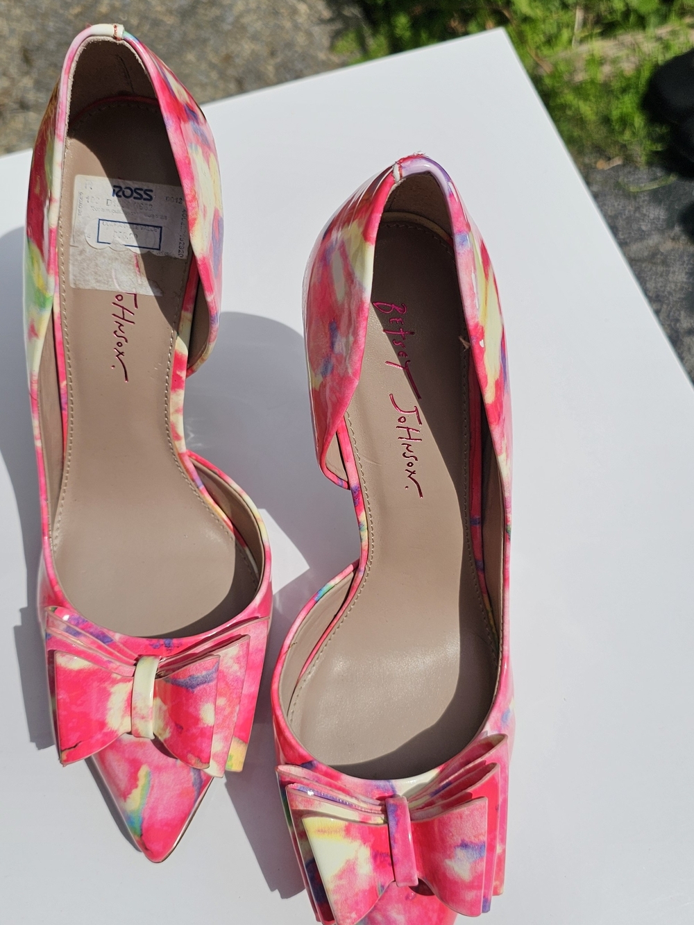Betsey Johnson Neon Pink Multicolor Bow Pointed Toe Pumps - Picture 2 of 3